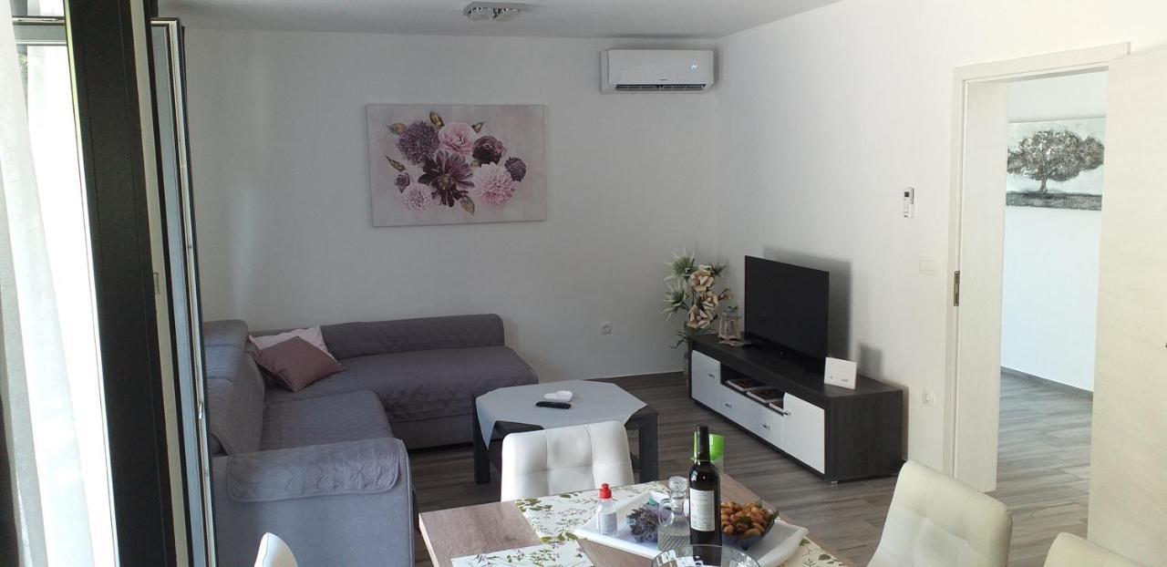 Holiday Apartments Cecilija Supetarska Draga Bagian luar foto