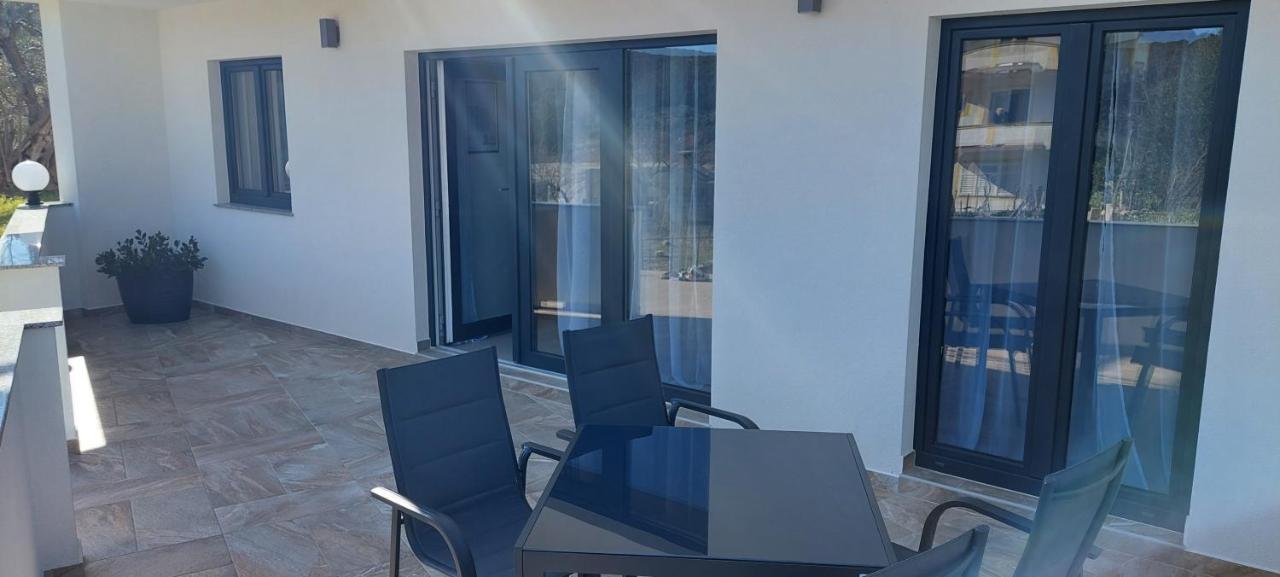Holiday Apartments Cecilija Supetarska Draga Bagian luar foto
