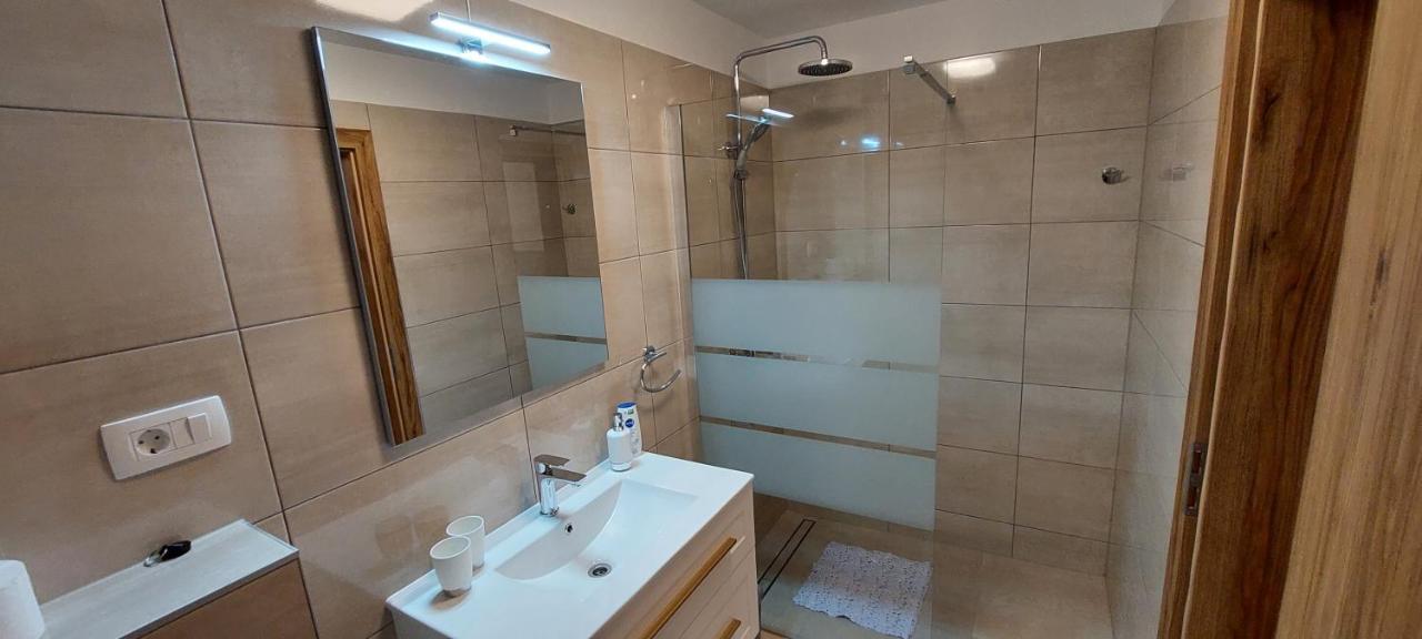 Holiday Apartments Cecilija Supetarska Draga Bagian luar foto