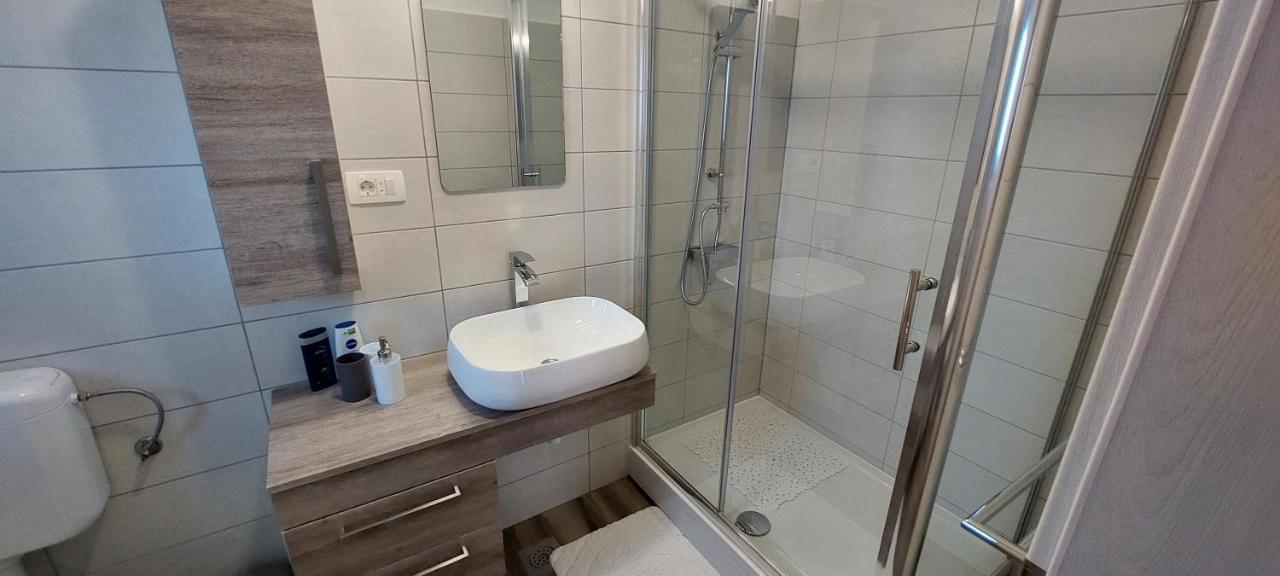 Holiday Apartments Cecilija Supetarska Draga Bagian luar foto